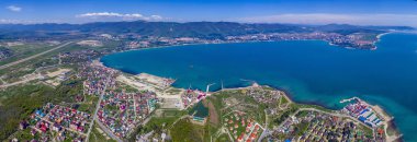 Gelendzhik tatil kenti Panoraması. İnce Burunlu türden. Gelendzhik Körfezi, Markotkh sırtının arka planında görülebilir. Sağda Gelendzhik Körfezi'nin girişi ve lighthous