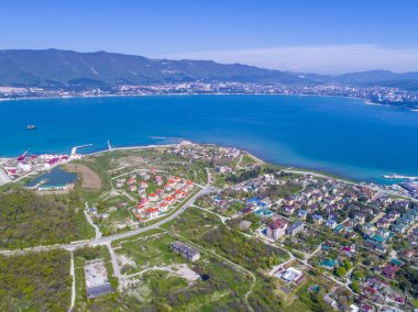 Gelendzhik tatil kenti Panoraması. Thin Cape 'in kuş bakışı görünümü. Sonra Bay ve Gelendzhik Lighthouse ile kalın Cape girişinde görebilirsiniz