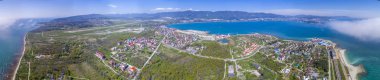 Gelendzhik tatil kenti Panoraması. İnce Burunlu türden. Gelendzhik Körfezi, Markotkh sırtının arka planında görülebilir. Sağda Gelendzhik Körfezi'nin girişi ve lighthous