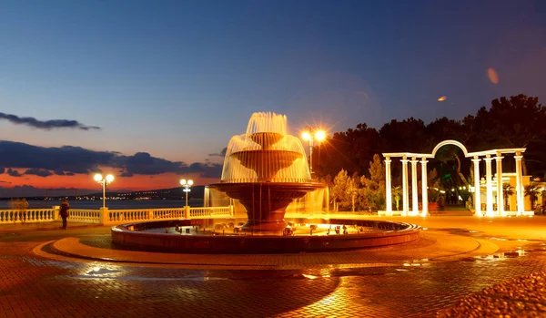 Singender Springbrunnen Auf Der Promenade Von Gelendschik Bei Sonnenuntergang — Stockfoto