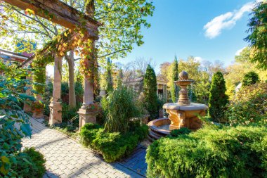 Antik sütunlar, antik Çeşme ve Kabardinka köyünde eski parkta Zeus Tapınağı, Resort Gelendzhik.