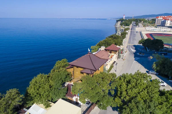 Gelendzhik Tjocka Cape Brant Klippa Och Byggnader Stranden Förgrunden Restaurangen — Stockfoto