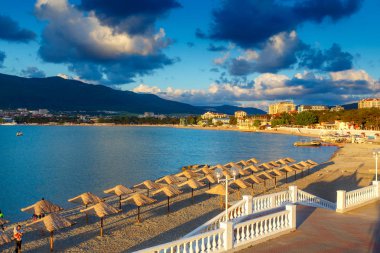 Gelendzhik Dolgusu. Gelendzhik Körfezi ve Kafkas dağlarının arka planında güzel korkuluklar. Muhteşem gün batımı, bulutlar