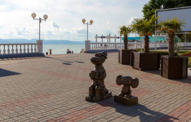 Kabardey beldesindeki gezinti yolunda timsah Gena ve Cheburashka anıtı