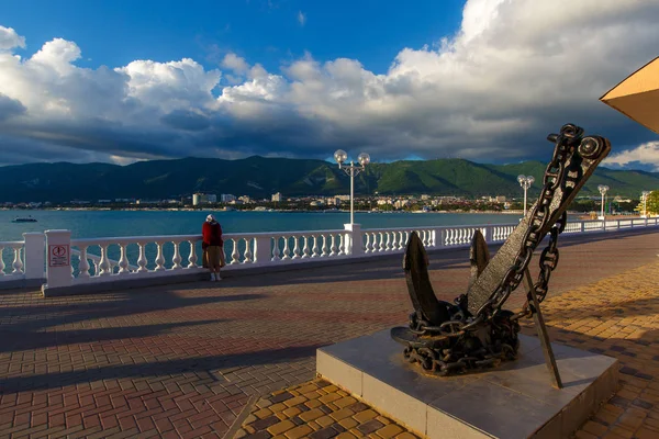 Anchor Monument Gelendzhik Embankment Sunset Background Caucasus Mountains — Stock Photo, Image