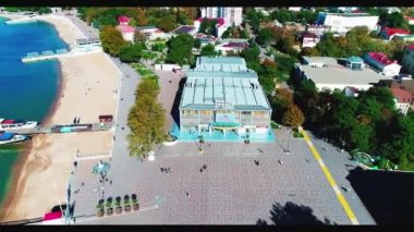 Gelendzhik m kuş bakışı tatil kenti Orta kesiminde görünümü. Dolgu, Merkez plajı, şehir yönetimi, deniz istasyonu, iskele