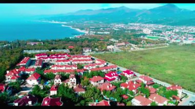 Dağların ve Karadeniz'in arka planında Kabardey beldesinde yazlık köy. Markotkh sıradağları nın ve Zemesskaya Körfezi'nin arka planında Novorossiysk limanını görebilirsiniz. Bir drone ile 4k.