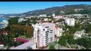Karadeniz 'de bir tesis. Gelendzhik Körfezi kıyısındaki apartman binası, Gelendzhik tatil beldesi.