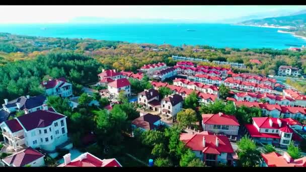 卡巴尔丁卡度假村的小屋村 背景是山脉和黑海 在马尔科特克山脉和泽姆斯卡亚湾的背景 见诺沃罗西斯克港 与无人机 — 图库视频影像