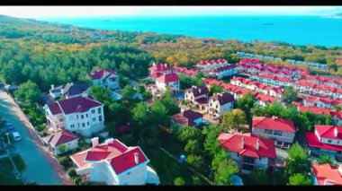 Dağların ve Karadeniz'in arka planında Kabardey beldesinde yazlık köy. Markotkh sıradağları nın ve Zemesskaya Körfezi'nin arka planında Novorossiysk limanını görebilirsiniz. Bir drone ile 4k.