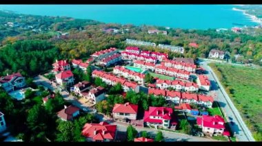 Dağların ve Karadeniz'in arka planında Kabardey beldesinde yazlık köy. Markotkh sıradağları nın ve Zemesskaya Körfezi'nin arka planında Novorossiysk limanını görebilirsiniz. Bir drone ile 4k.