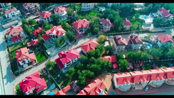 コーカサスの黒海沿岸にあるコテージ村 4Kでドローンからの眺め — ストック動画