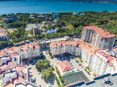 Karadeniz 'de bir tesis. Gelendzhik Körfezi kıyısındaki apartman binası, Gelendzhik tatil beldesi.