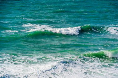 Karadeniz 'de köpüklü turkuaz dalgalar