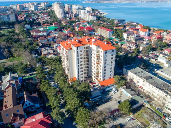 Flervåningshus vid Svarta havets strand. Resorten staden Gelendzhik. — Stockfoto