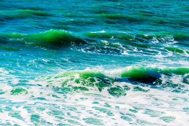 Karadeniz 'de köpüklü turkuaz dalgalar