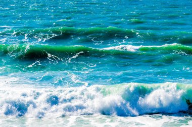 Karadeniz 'de köpüklü turkuaz dalgalar