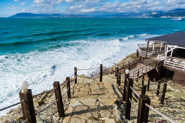 Przylądek Doob. Burza i fale Tsemess Bay. Statki na poboczu Noworosiyska. Kamienne schody prowadzą na plażę. Obraz Stockowy