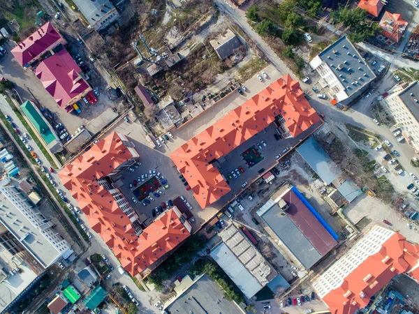 Complexo residencial de três edifícios de vários andares com telhados vermelhos. A vista de cima . — Fotografia de Stock