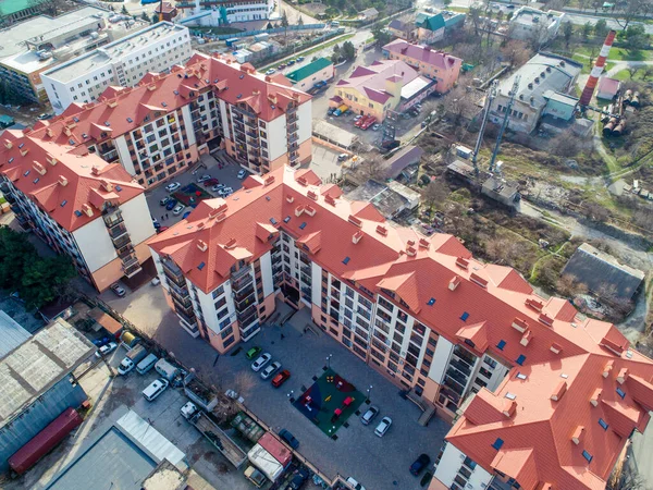 Complesso residenziale di tre edifici a più piani con tetti rossi. La vista dall'alto . Foto Stock Royalty Free