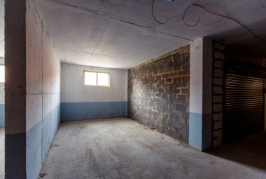 Bir apartmanın bodrumundaki park yerleri duvarlarla ayrılır. Bazı park yerlerinde tekerlek kepenkleri vardır.