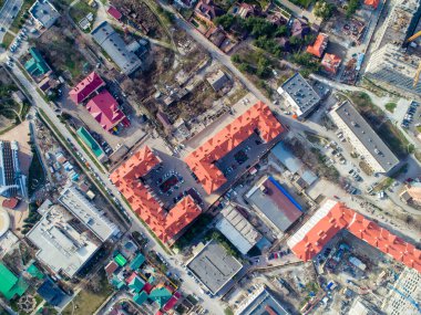 Kırmızı çatısı olan üç çok katlı apartman kompleksi. Yukarıdan görünüşü.