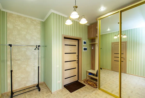 Entrance hall in the apartment, large built-in wardrobe with mirrors on the doors — Stock Photo, Image