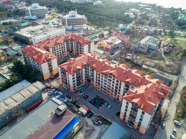 Жилой комплекс из трех многоэтажных зданий с красными крышами. Вид сверху . — стоковое фото