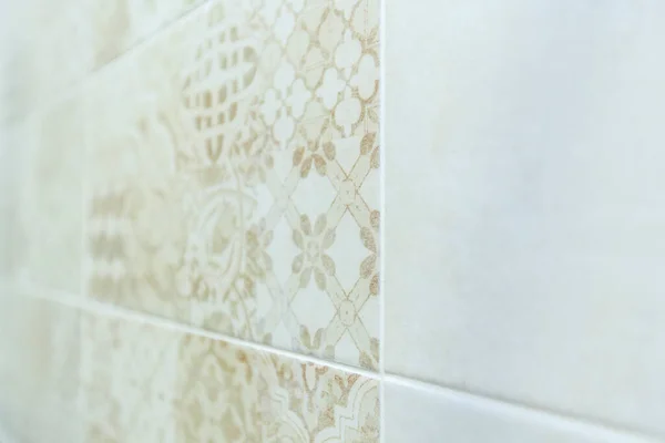 Carrelage en céramique blanche sur le mur avec un beau motif beige floral — Photo