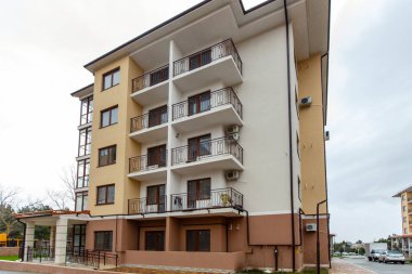 Beş katlı yeni bir apartman.