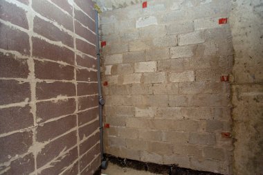 Bloklardan yapılmış küçük bir dolap. Depo. Tamir edilmeden.