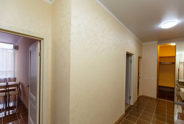 Farklı odalara açılan kapıları olan bir apartmanın giriş salonu. — Stok fotoğraf