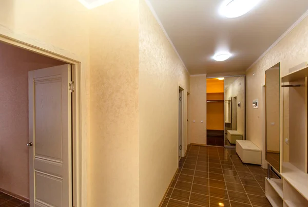 Egy előszoba egy lakásban, ajtókkal, melyek különböző szobákhoz vezetnek — Stock Fotó
