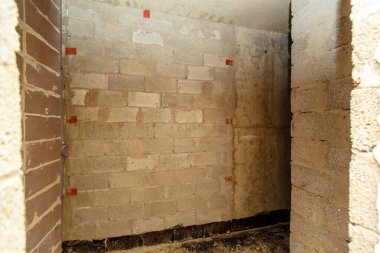 Bloklardan yapılmış küçük bir dolap. Depo. Tamir edilmeden.