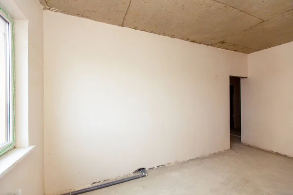 Mały pokój bez remontu do dekoracji. Nowy budynek. Ściany są tynkowane, podłogi betonowane. Jest delegacja. Do końcowego wykończenia — Zdjęcie stockowe