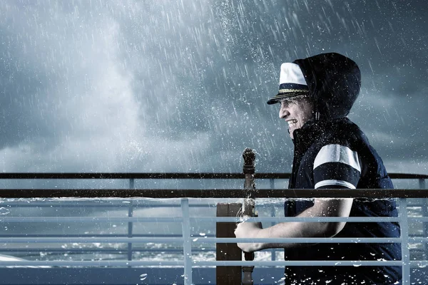 Timonel Con Chaleco Gorra Lucha Contra Tormenta Frente Mar Tormentoso —  Fotos de Stock