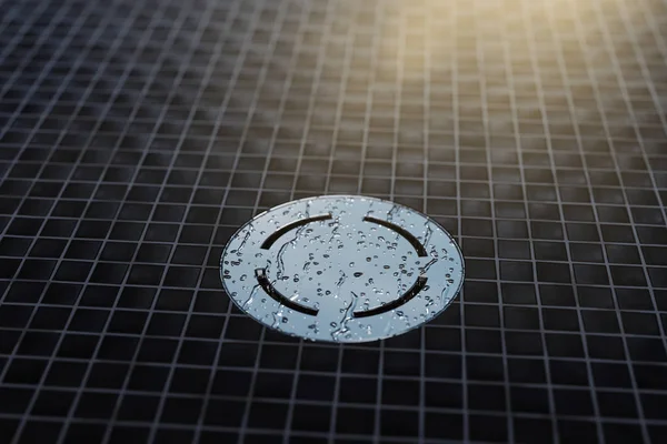 日照下水滴在圆形金属排水沟上的3D渲染 — 图库照片