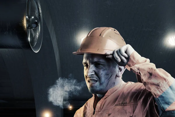 在夜间隧道前用橙色一致和头盔灯的疲惫的铁路工人肖像 — 图库照片
