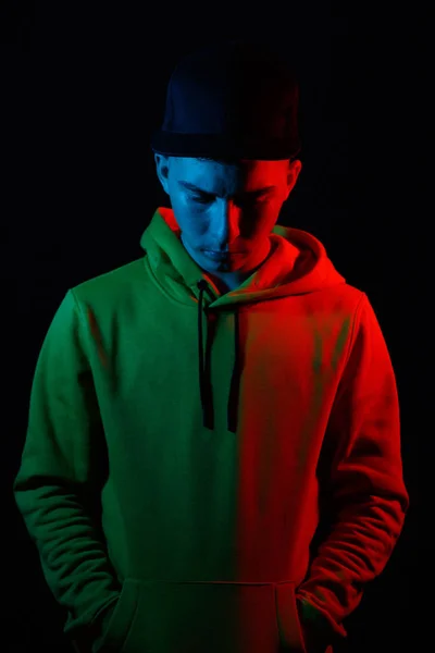 Portret Van Cool Tiener Neerkijkt Met Gele Hoodie Blauw Rood — Stockfoto