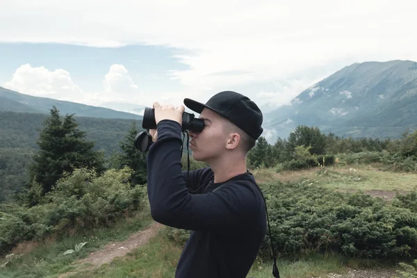 Wanderer Mit Ferngläsern Vor Hügeln Und Bergketten Prevalla Prizren Kosovo — Stockfoto