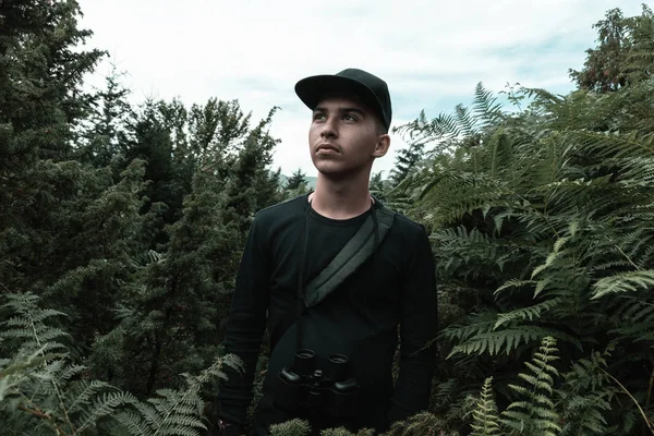 Retrato Homem Moda Jovem Com Binóculos Arbustos Verdes Plantas Samambaia — Fotografia de Stock