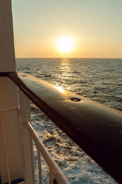 Gemi Deniz Gün Batımı Önünde Ahşap Korkuluk — Stok fotoğraf