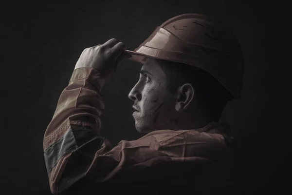 Dramático Retrato Del Trabajador Ferroviario Cansado Que Sostiene Casco Seguridad —  Fotos de Stock