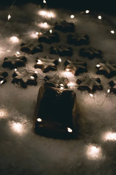 雪の上に敷設ライト シナモンの星とジンジャーブレッドのクローズ アップ — ストック写真