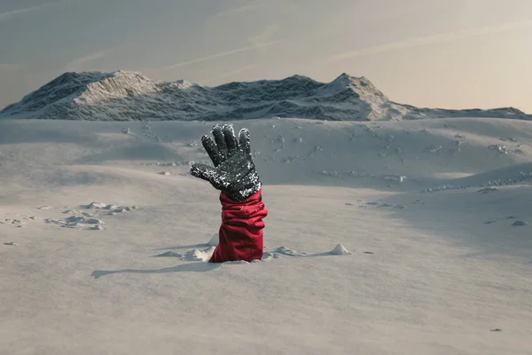 Wanderer Streckt Seine Schneebedeckte Hand Aus Wegen Schneelawinen Hilfe Signalisieren — Stockfoto