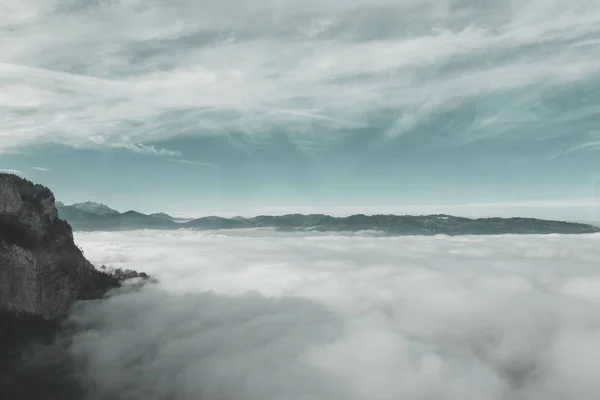 Alp Yatay Sis Bulutlar Tarafından Kapsamında Aralığı — Stok fotoğraf