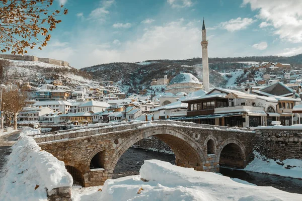 プリズレン コソボ冬のシーズンでの舗装石橋 ビストリツァ川 — ストック写真