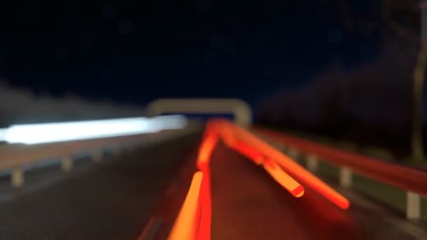 Lichtschleifen Auf Der Autobahn Neben Der Blinkenden Radarfalle — Stockvideo