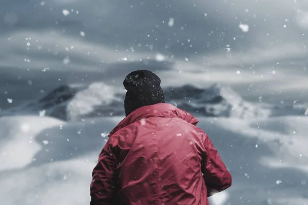 Wanderer Mit Roter Jacke Vor Verschneitem Gebirge — Stockfoto