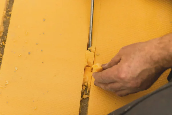 Creux le plancher de mousse rigide jaune en préparation de la pose floo — Photo